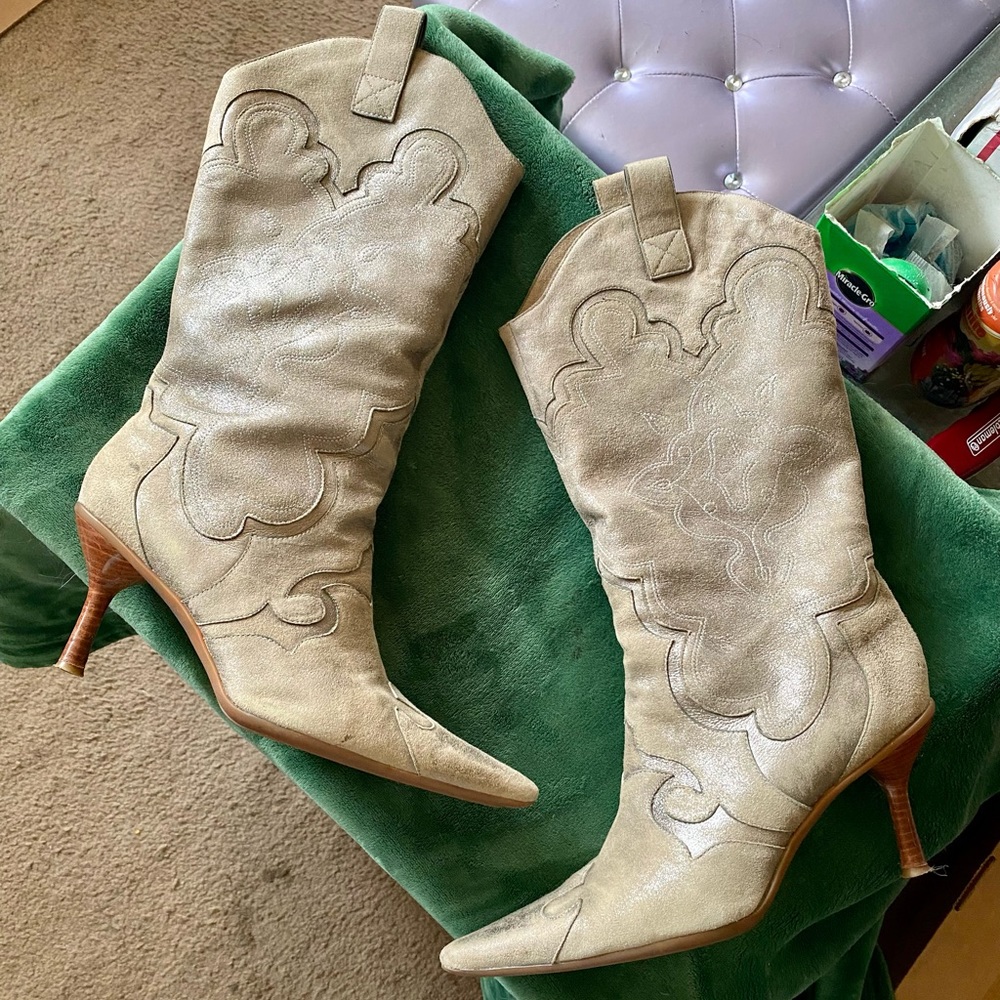 Gorgeous Kenneth Cole REACTION high heel metallic silver/pewter cowboy boot